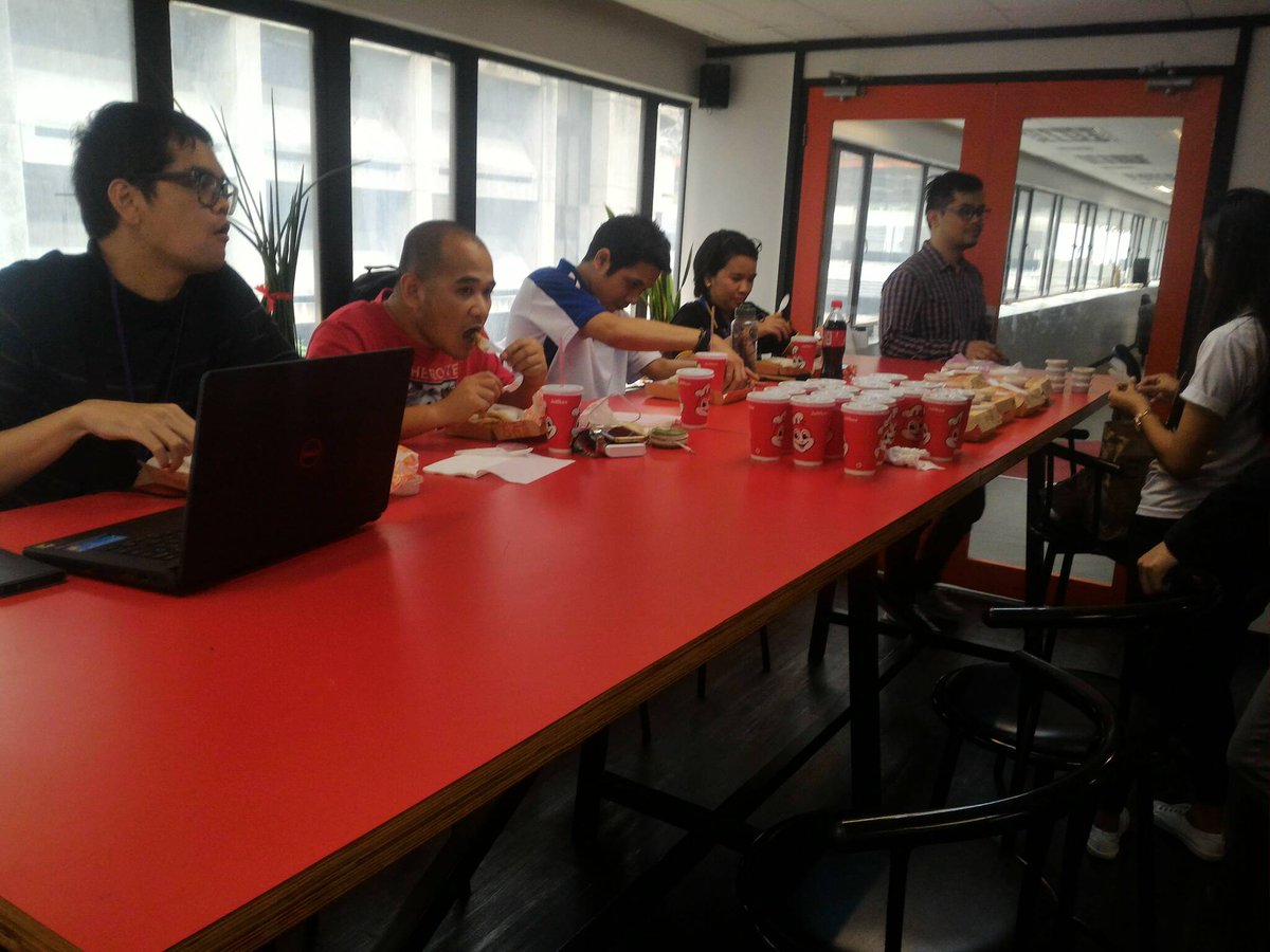 DEVCONPH's tweet image. 3/3 Bida ang saya! Lunch is served to the participants of #ReactJSCodeCamp #DevConPH