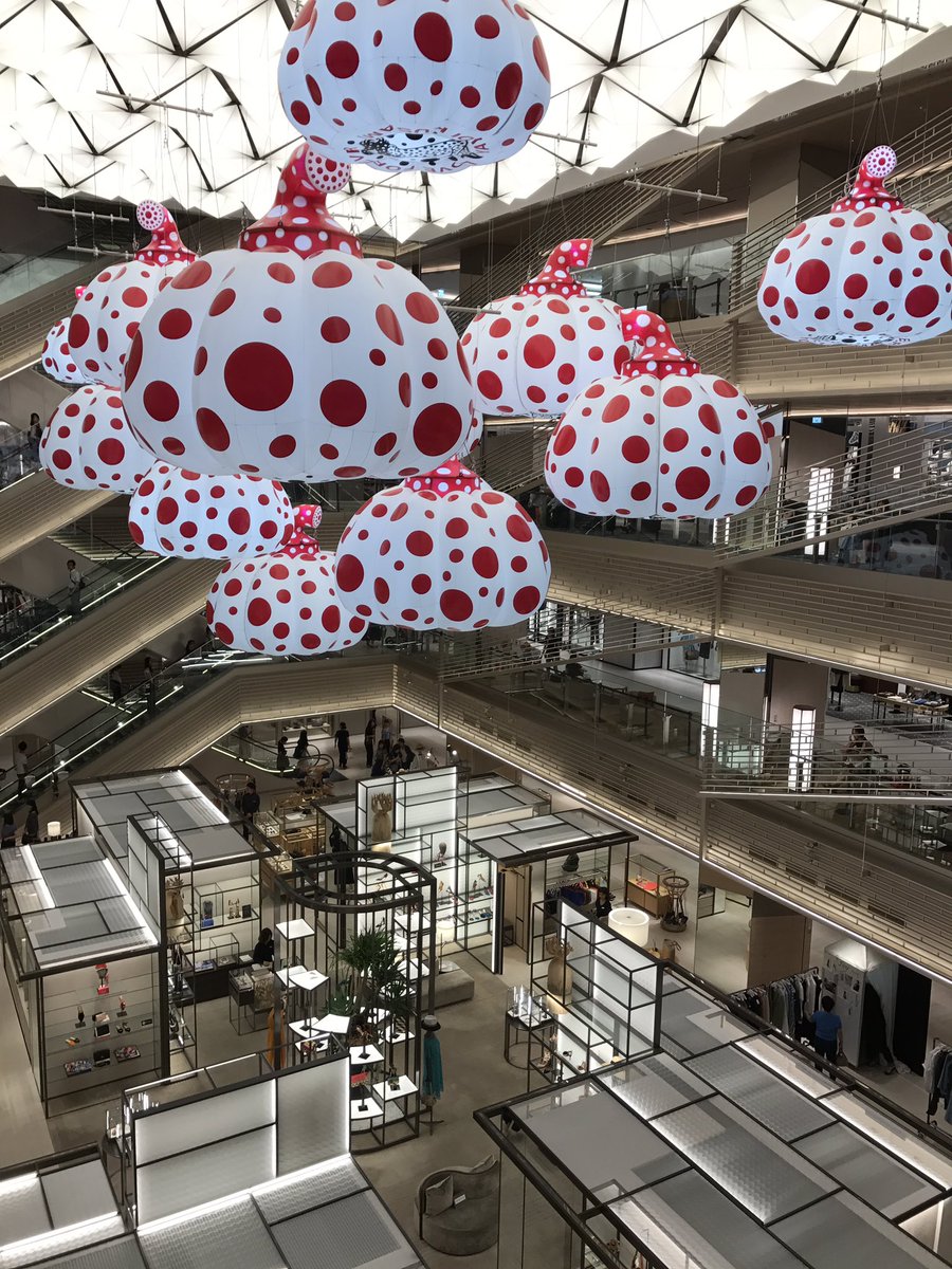 イッコ Pa Twitter 銀座 銀座シックス 草間彌生のオブジェを中心にファッション店舗が並んでいます 入口付近は高級ブランドが並んでいて ちょっと気が引けますが上の階に進むと入れそうなお店もあります 中でもスタバとコラボした蔦屋さんと 屋上ガーデンがは イッコ Pa Twitter 銀座 銀座シックス 草間彌生のオブジェを中心にファッション店舗が並んでいます 入口付近は高級ブランドが並んでいて ちょっと気が引けますが上の階に進むと入れそうなお店もあります 中でもスタバとコラボした蔦屋さんと 屋上ガーデンがは