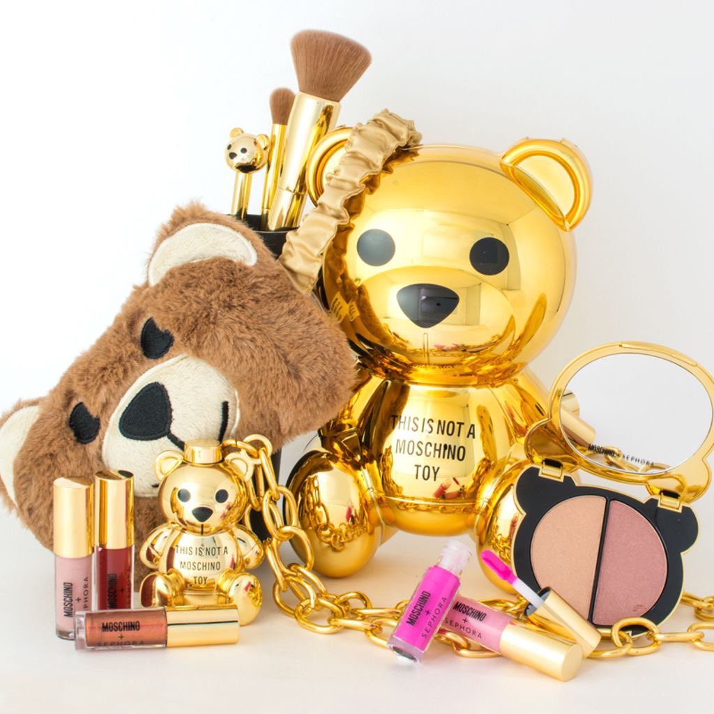 ClassySassySwag's tweet photo. Cannot 'Bear' it !
#moschinoxsephora makeup collection is so cuteπ
#beautytips #beautygoals #beautyreport #makeupbae #eyeshadow #makeupart https://t.co/9PXxZKNhRO