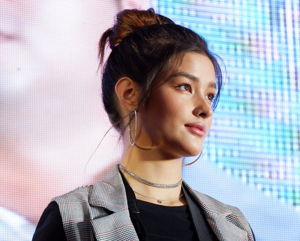 .<a href="/lizasoberano/">Liza Soberano</a>, ambassador for a line of cameras for selfies, doesn’t really like selfies | via <a href="/josephjlgarcia/">Joseph Lazaro Garcia</a>