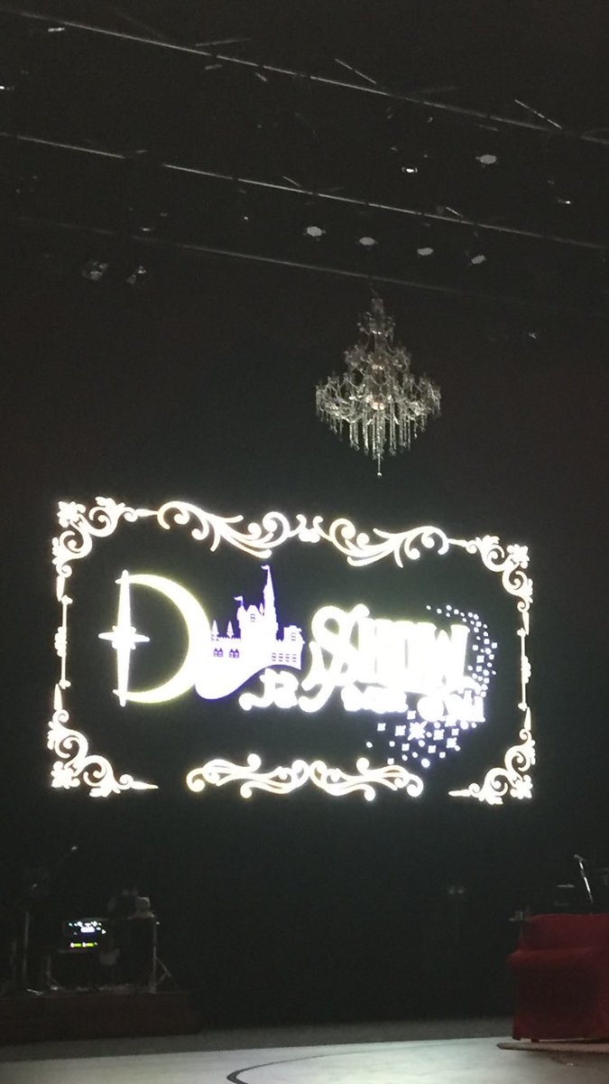susifg's tweet image. Daesung said yesterday that this chandelier is more expensive than his salary 🤣 #DnaShow #Daesung