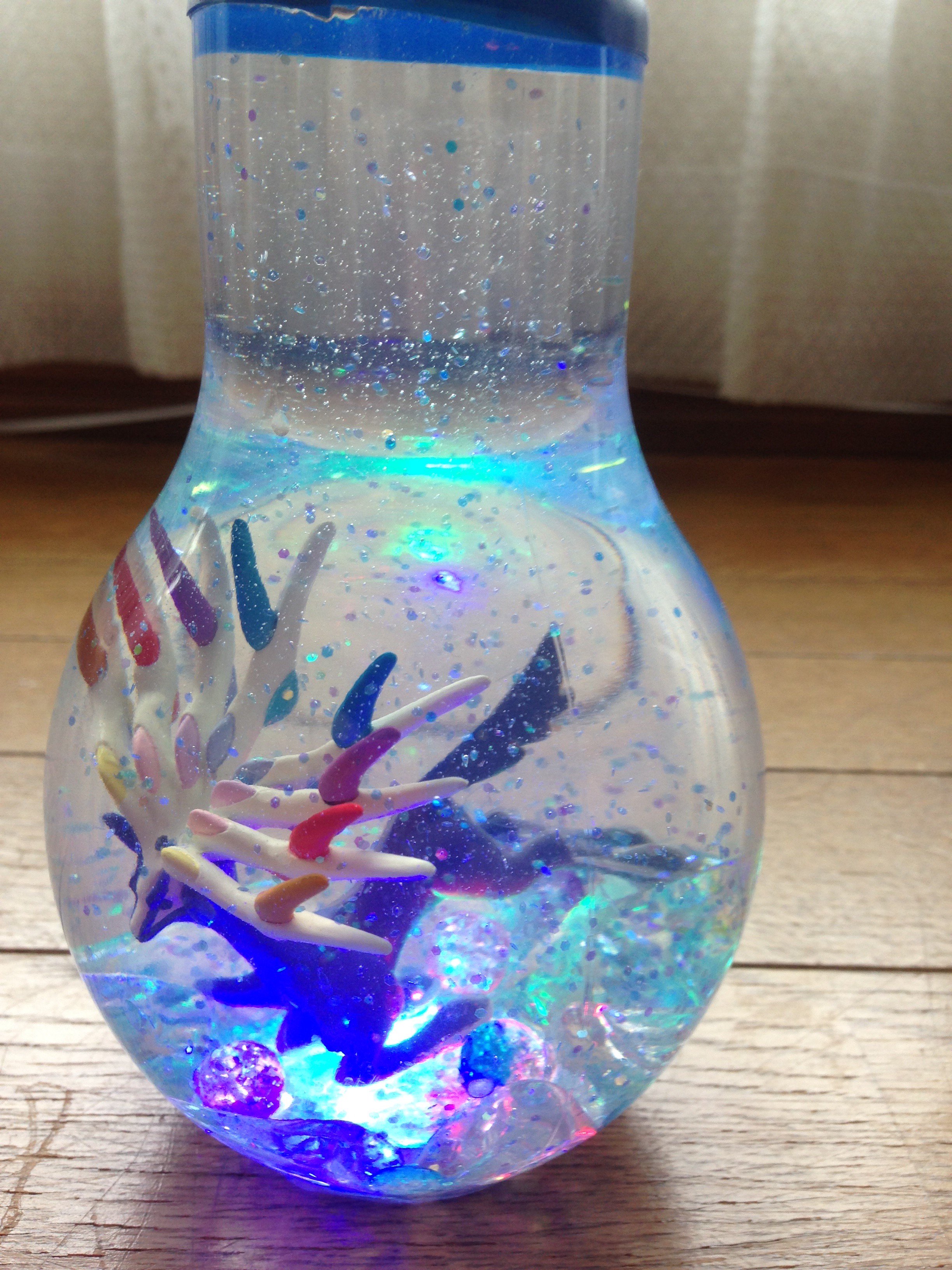 なおちゃん 息子の夏休みの自由研究 お祭りで売っていたピカピカジュースの容器を利用 下にライトを仕込み済み ポケモン ポケモンハンドメイド スノードーム 自由研究 T Co Azuda1g38j Twitter
