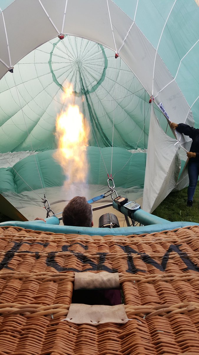 XBallooning's tweet photo. The @Fortnums balloon is flying over #Bristol this morning from @bristolballoon #xballooning #BristolBalloonFiesta #hotairballoons https://t.co/YSUYop15FB