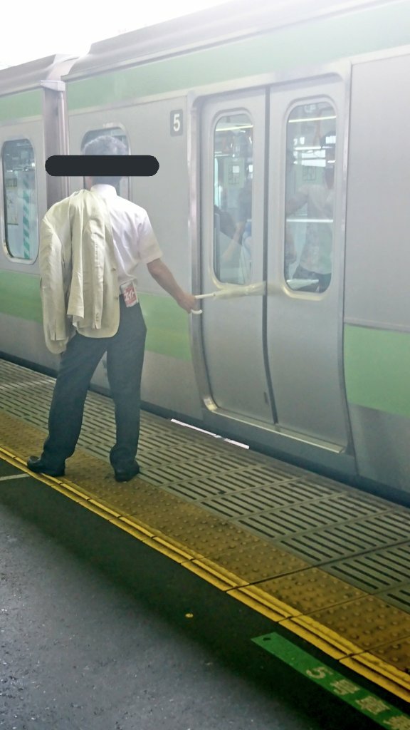 最低すぎる 閉まりかけた電車のドアに傘を挟んで緊急停車 話題の画像プラス