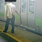 最低すぎる!閉まりかけた電車のドアに傘を挟んで緊急停車・・・