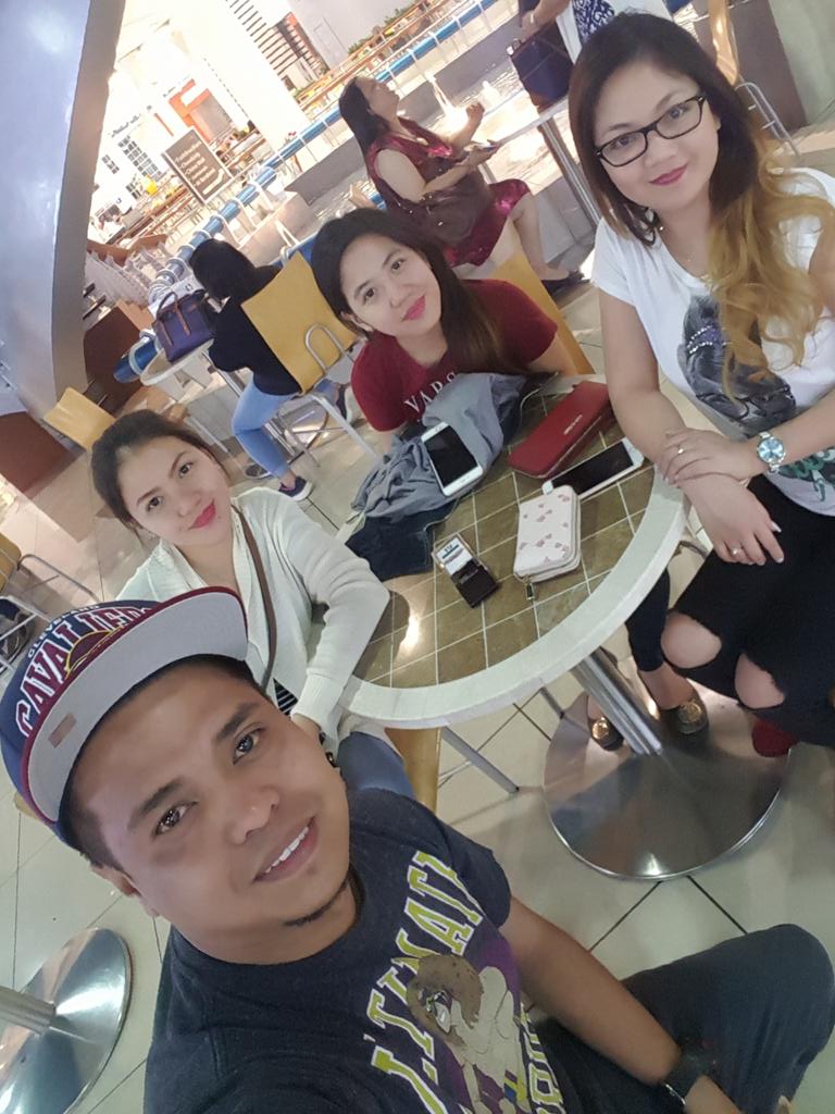 melloydcruz's tweet photo. Yung nakita nila si raffy ...
@roxgoddess @minettedimaunan @majajen
#junilyn #maylyn #aprilyn
#hindiakositonyo 😄 https://t.co/izOJUvG5Mc