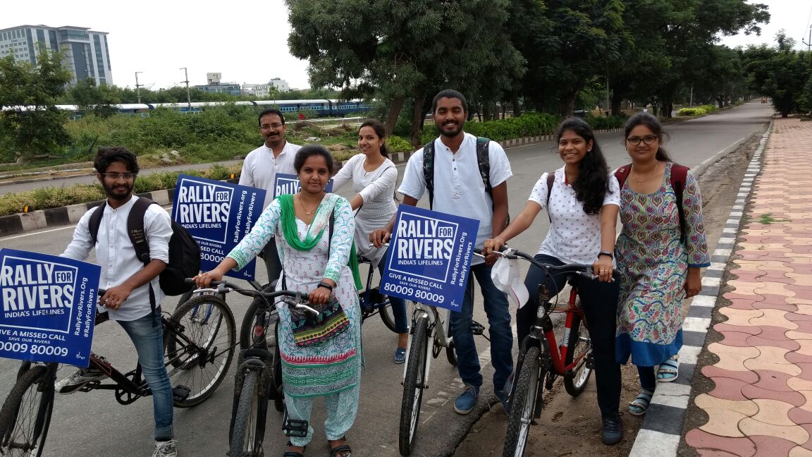 Volunteers go cycling at #SanjeevaiahPark in Hyderabad to spread awareness about our dying rivers. #RallyForRivers gains momentum.