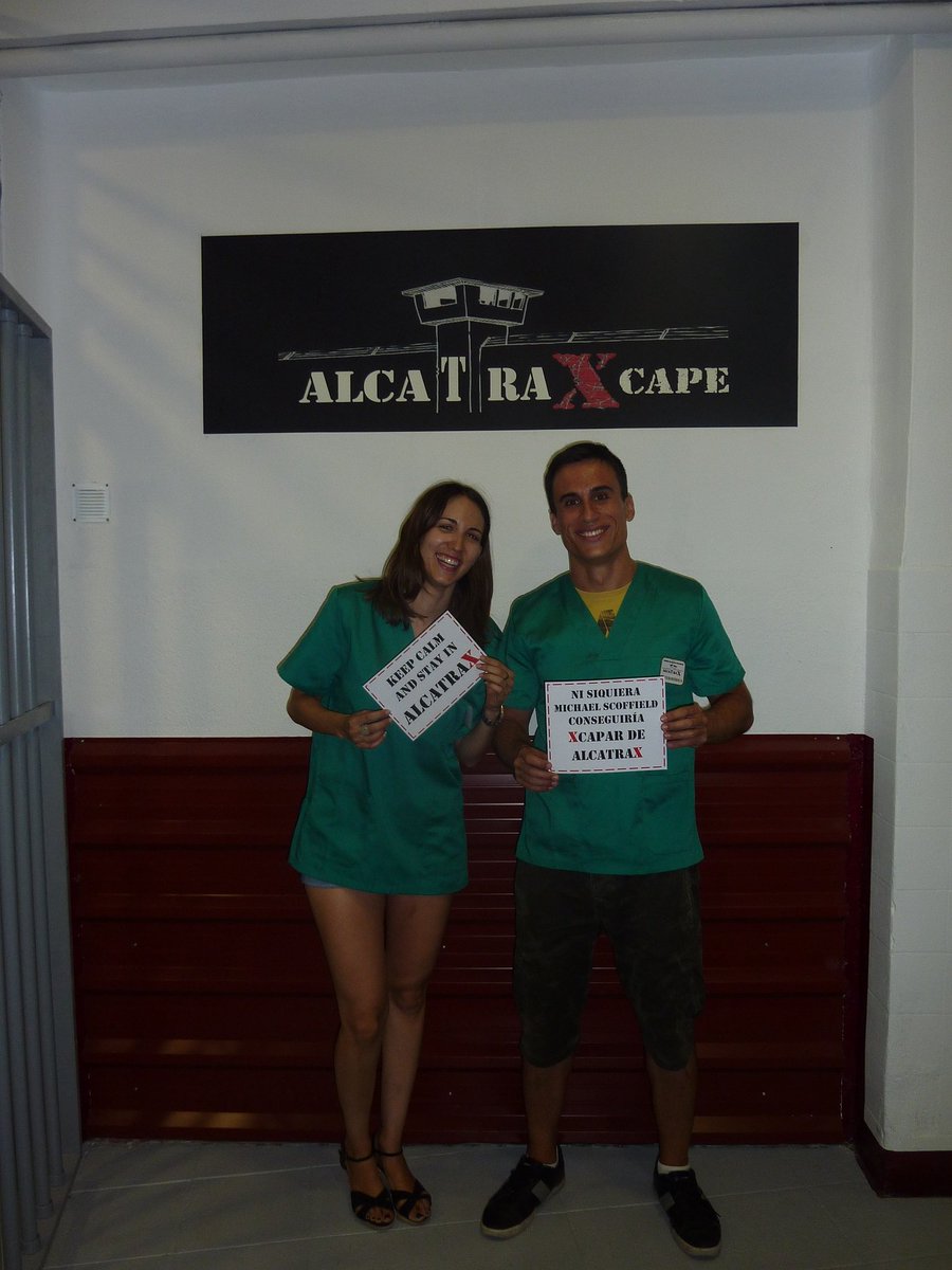 ALCATRAXCAPE's tweet photo. AbZ NEWS: El Alcaide Johnson pletórico tras el apresamiento de LOS ATACAOS en pleno intento de fuga... Que Dios los pille confesados https://t.co/uNIMeLTURj