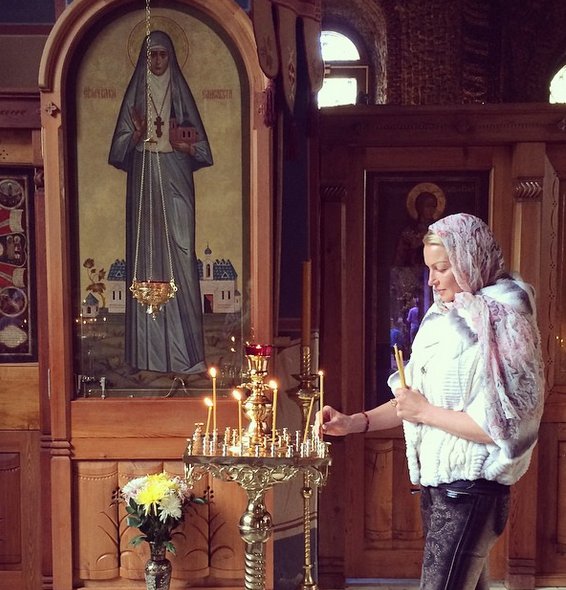 Можно ли заходить в церковь в брюках. Женщина в брюках в храме. Женщина в брюках в храме. Одежда в храм для женщины. Нельзя в храм в штанах.