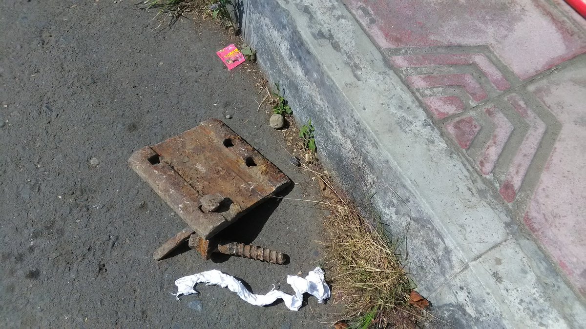 Stlh pohon, kini rel KA era kolonial jd korban proyek jalan. Ancaman nyata kelestarian #pusaka alam &amp; budaya #Bantul #Jogja #JogjaOraDidol