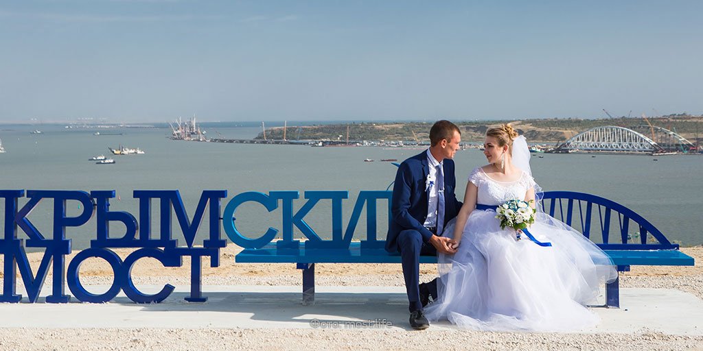 ntvru's tweet photo. На горе Митридат поставили символизирующую Крымский мост скаме��ку https://t.co/GqsKgimVFy https://t.co/tDQi6nsSBM