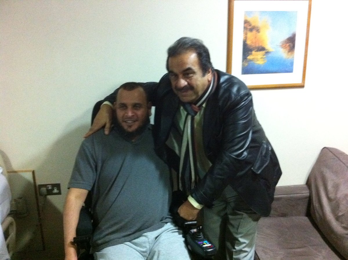 zkert's tweet photo. اثناء وجودنا بلندن قالي امش نروح نزورالكويتيين بالمستشفى ادري يحبوني خل اونسهم واخفف عليهم المرض الف رحمه ونور تنزل عليك #عبدالحسين_عبدالرضا https://t.co/b9pTa2A2cG