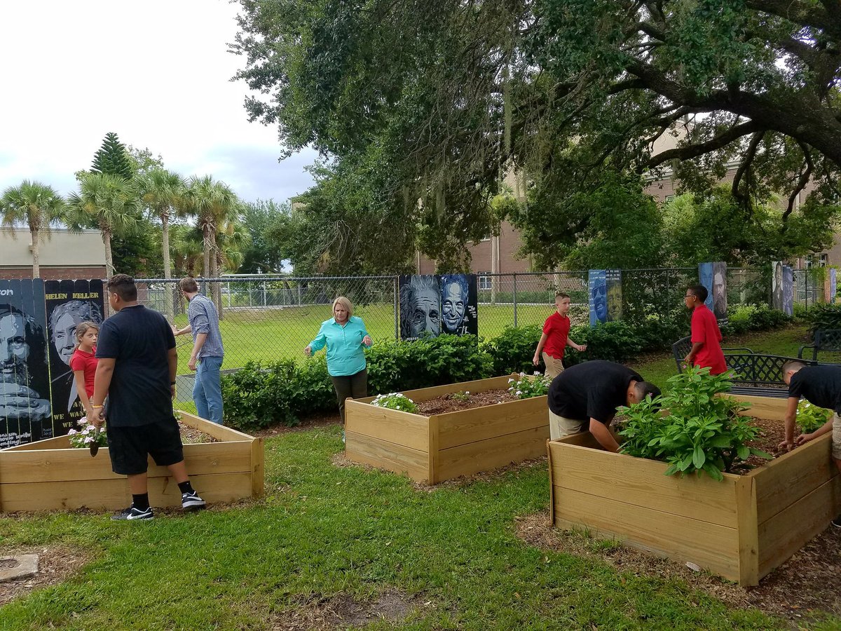 SouthSeminole21's tweet image. We can&apos;t wait to see all of the great things our LEADers grow this year! #gardeningisfun #learningwhilehavingfun @SCPSInfo @SCMiddleSchools