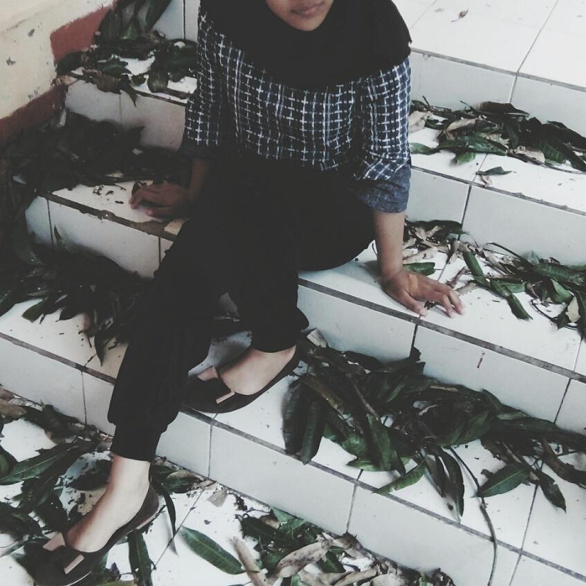 Daun yg jatuh tak pernah membenci angin🍃