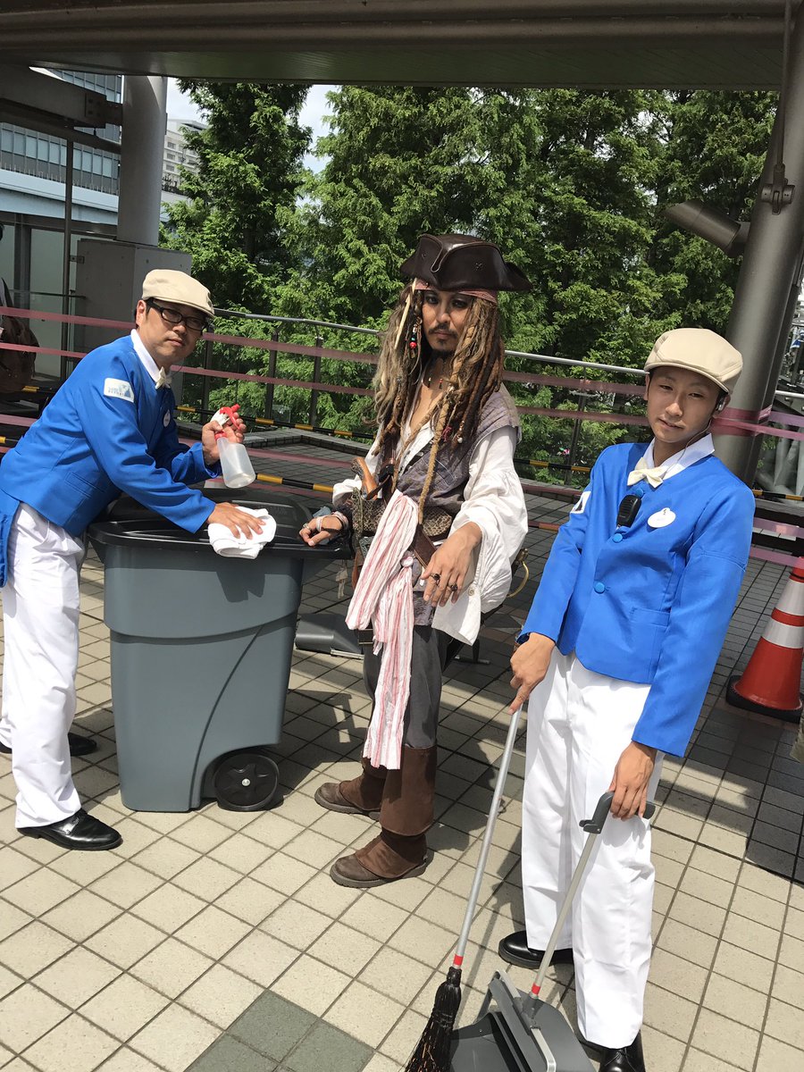 ジャックマジシャン Jack The Magician コミケで ディズニーシーの清掃員ファンカストのコスプレがいたよ 写真撮ってもらった後 いってらっしゃい って言ってくれたよ ほら ゴミ箱まであるよ オシャレなとことこついてくるよなぁ Ayanokohji