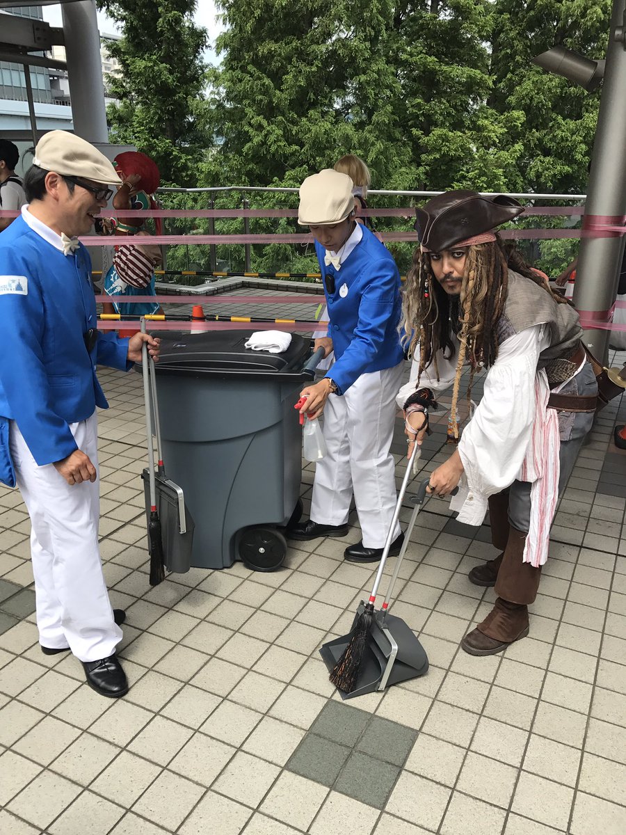 ジャックマジシャン Jack The Magician コミケで ディズニーシーの清掃員ファンカストのコスプレがいたよ 写真撮ってもらった後 いってらっしゃい って言ってくれたよ ほら ゴミ箱まであるよ オシャレなとことこついてくるよなぁ Ayanokohji