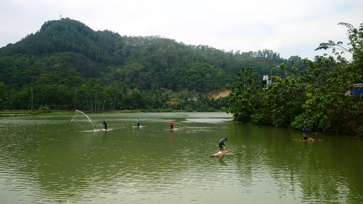 fajar_dwiko's tweet photo. Keindahan sungai serayu banyumas dengan latar belakang bukit meja
#wajahindonesia
#pesonaalamindonesia https://t.co/xDLFPK1W0z