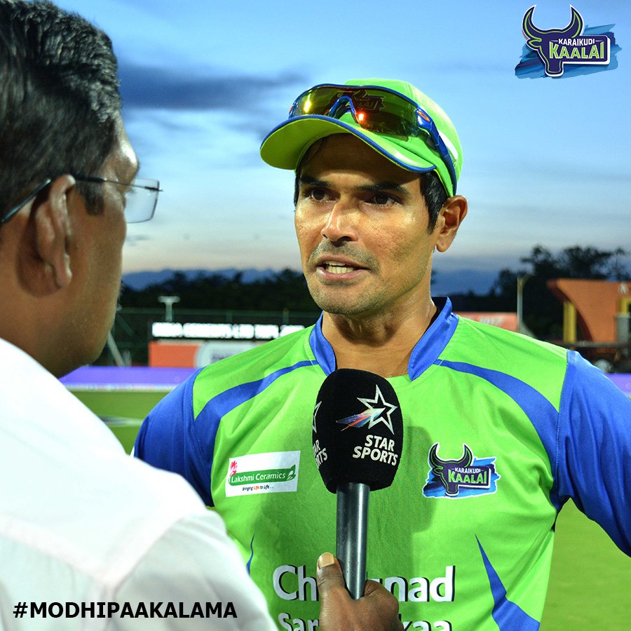 TeamTiruppur's tweet photo. #KaraikudiKaalai captain @s_badrinath speaks to #LSivaramakrishnan at the toss in #Natham on Friday.

#TNPL2017 #modhipaakalama #KKvRTW https://t.co/a0BZvX2Rwu