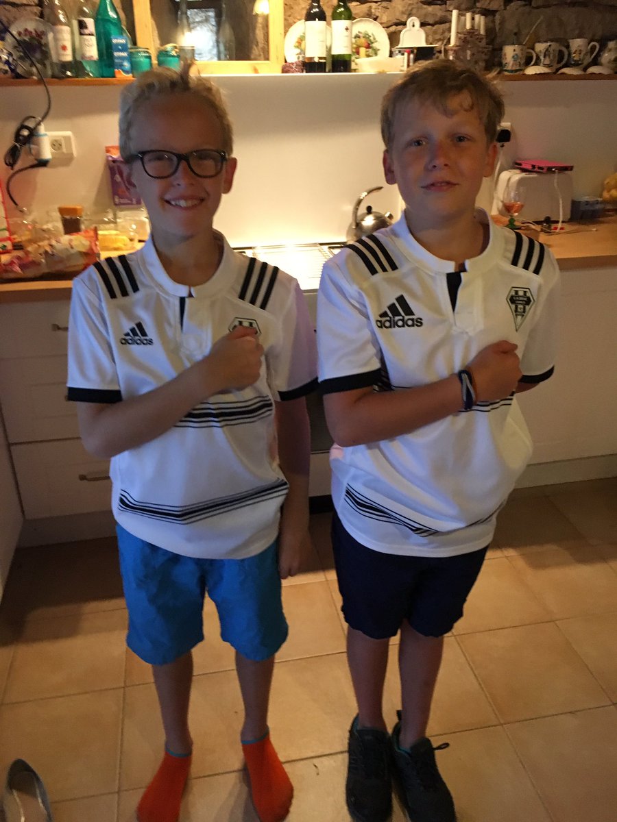 mrsgroovie's tweet photo. These boys take their #rugby seriously even en vacances! 38:10 an amazing victory for their #French team #Briverugby v #Lyon @DoverColSport https://t.co/eWK7czwy1p