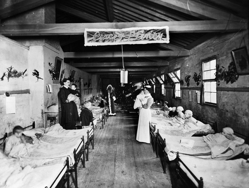 Christmas Day in the children’s ward of Belfast Workhouse in 1906. Note the gloomy Santa Claus #IrishFamineExpo