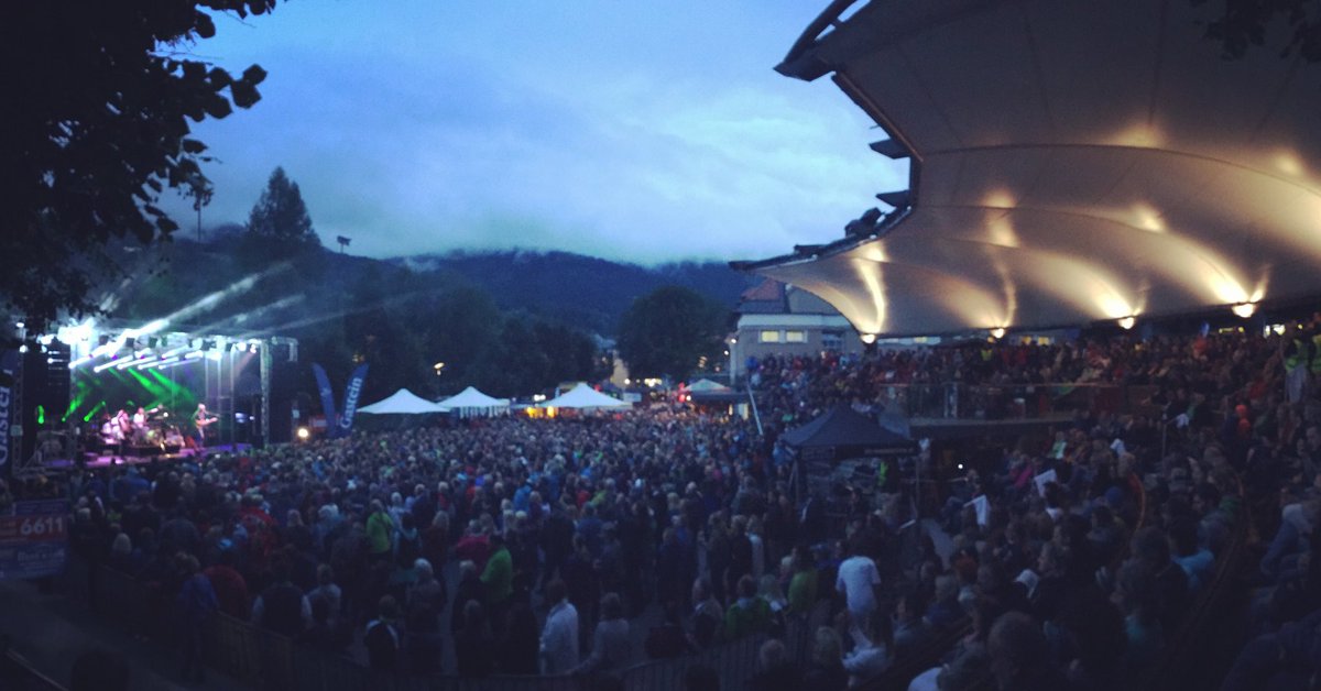 folkshilfe's tweet photo. #Openair ohne Regen!
Eine Ehre mit #ReinhardFendrich die Bühne zu teilen!
Danke #badhofgastein!
#folkshilfe #alpenarena #fohi17 #bahö https://t.co/6RSXBAaPUj