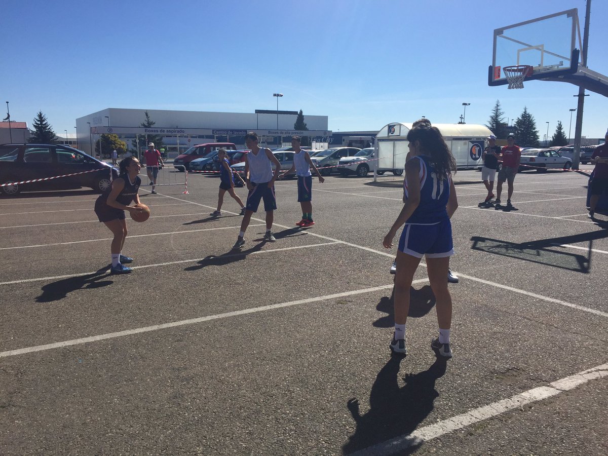 3c3EleclercLeon's tweet photo. SEMIFINAL CADETE: LAS TRES MOSQUETERAS VS SHOW TIME #3c3 #baloncesto #leclerc #leonesp https://t.co/lAQ58Krzol