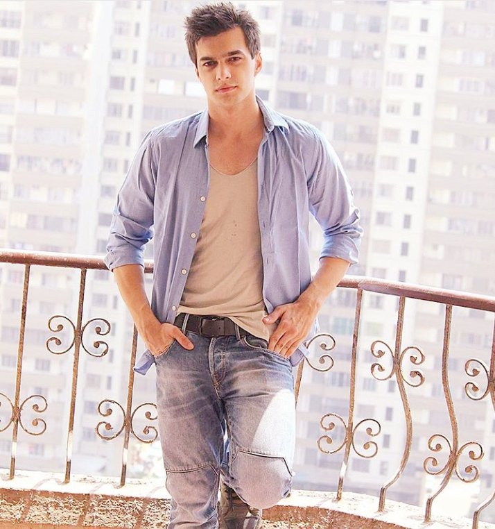rasgulli_____'s tweet photo. Hotness Alert 🔥 Is Pic n Itne Dino ki #PostMissing Kmi Almost Puri Kr Diya 😍😍😘😘 Bss ek #Shivin pic v post Kr Do 🙏 🙏😂 Ye Dil maange More 😋😝 https://t.co/phuQwDC4px