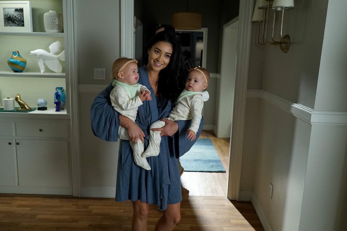 BoothJade_maya's tweet image. Emily Fields from the caring friend to a protecting mother to Lily&amp;amp;Grace and a loving fiancé to Alison #EMISON #PLLFamilyForever