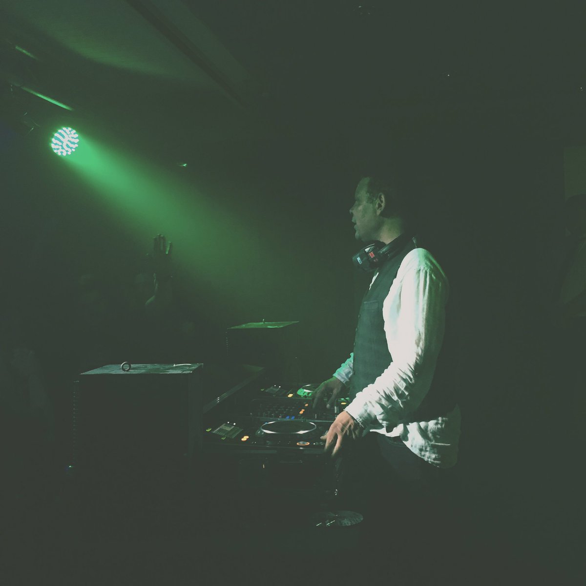 rjpimage's tweet photo. #bootleg #funksoul #dj #craigcharles #craigcharlesfunkandsoul #hightfive #groud #stage #35mm #documentaryphotographer @bootlegbars https://t.co/j9FWnJyTYu