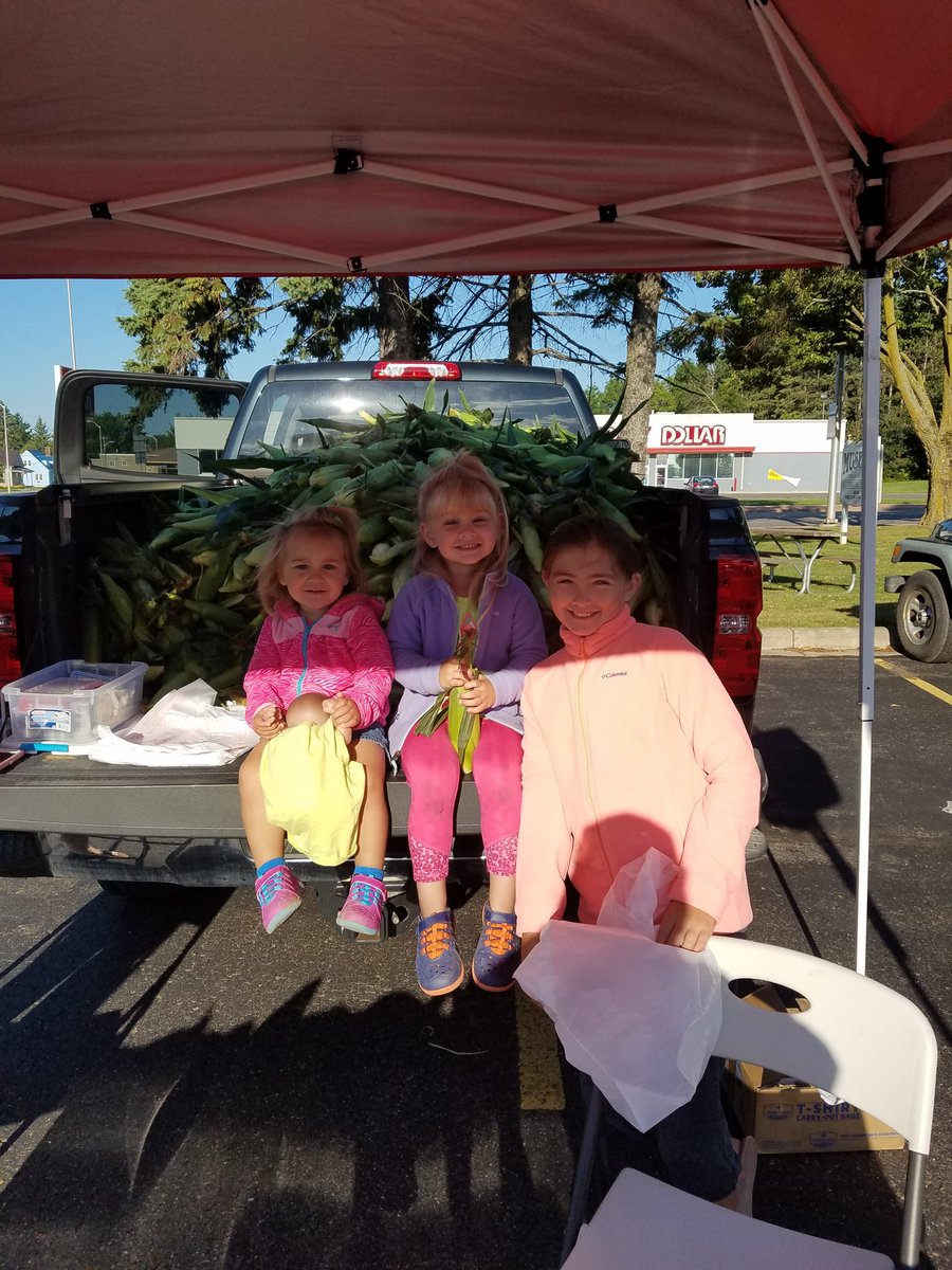 nickpernsteiner's tweet photo. My helpers at the farmers market https://t.co/psGYbz8Vqg