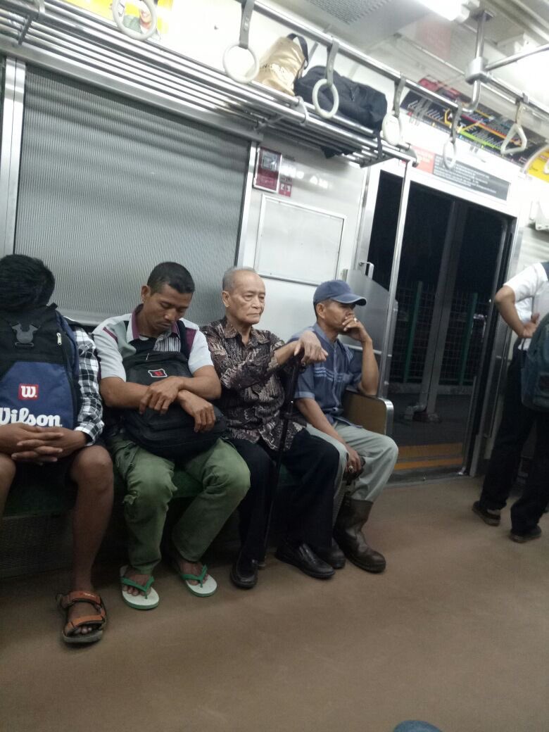 Saya Kristen, dan saya sangat salut dengan kesederhanaan Buya Syafii. Beliau sudah selesai dengan hal2 "duniawi". Luar biasa, 🙏