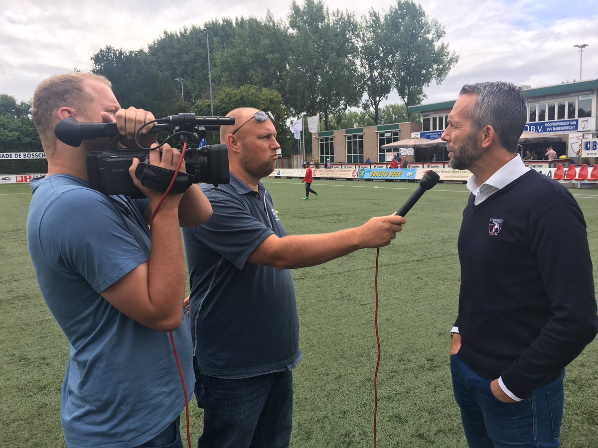 bvvbarendrecht's tweet photo. @a3poldervaart staat in de warming-up de heren van @Voetbalr te woord! 📸 #voorbereiding #barcap https://t.co/Q4UtO4P6O4