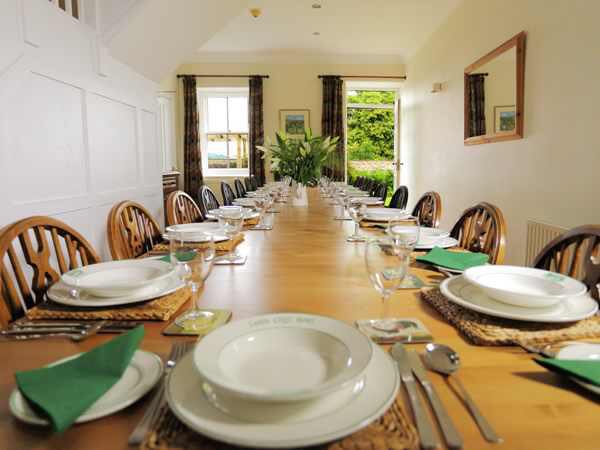 We love sitting down all together at dinner time... Who's on cooking duty tonight? #dinnerparty #diningroom #groupholiday #peakdistrict