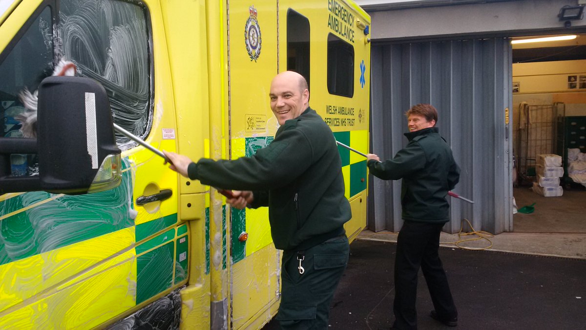 WayneDa96404452's tweet photo. @WelshAmbulance #steddfod2017 y Tim yn paratoi ar gyfer diwrnod ola https://t.co/r04kbe1Whi