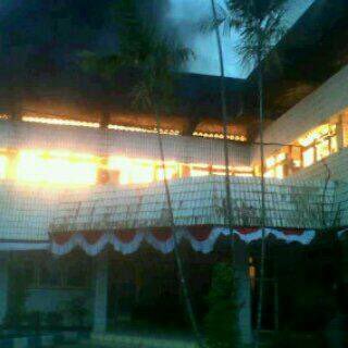 PMKBridgestone's tweet photo. Pic:Kebakaran Jln.Belitung Darat diKantor Dishub Provinsi Kalimantan Selatan #BS https://t.co/6KtFSEeMqW