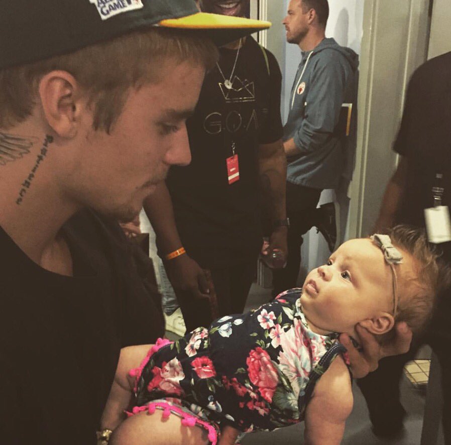funnybiebuh's tweet photo. he love kids aww😍❤️ https://t.co/RjonooELvv