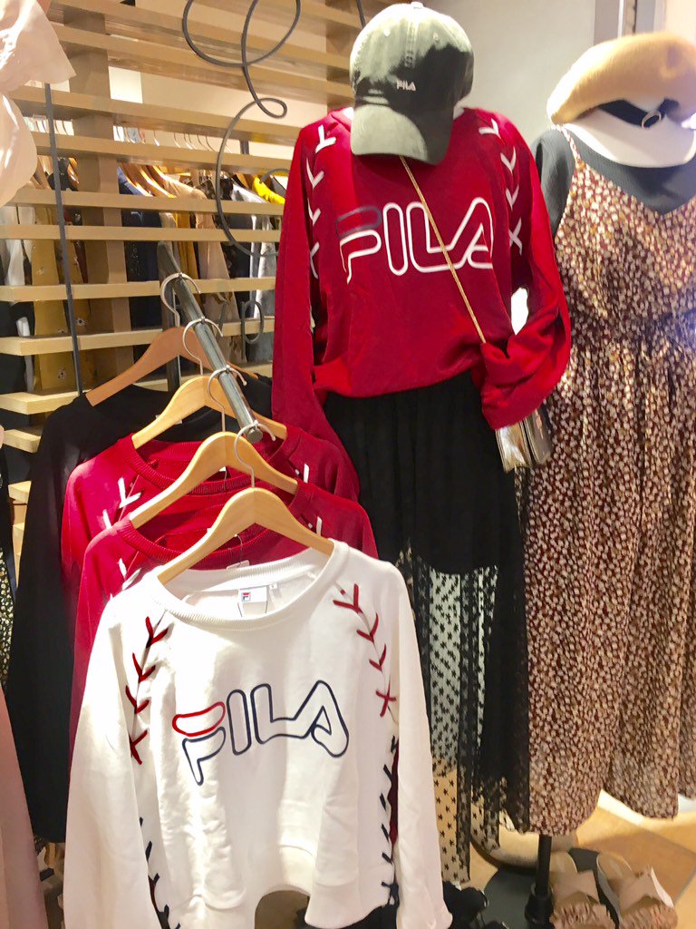 ルミネエスト新宿 2f イーハイフンワールドギャラリー 大人気のfila編み上げプルオーバー これからの季節にもつかえます 数量限定なので お早めにご来店ください 5 590 税