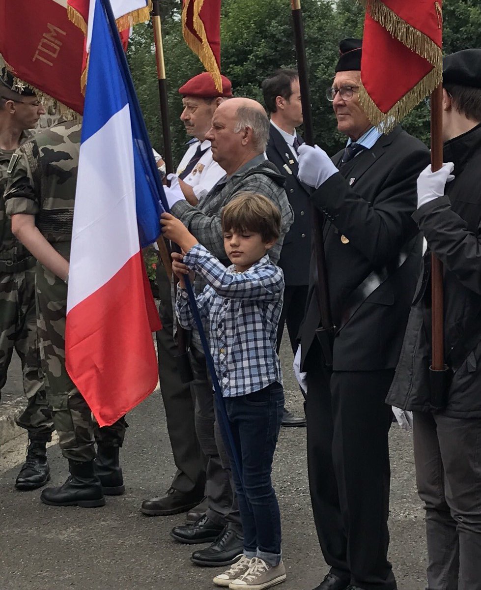 senateur61's tweet image. #RouteLeclerc Roger Doré porte drapeau officiel de la 2 Ieme DB et un jeune porte-drapeau de 7 ans @bayard 🇫🇷