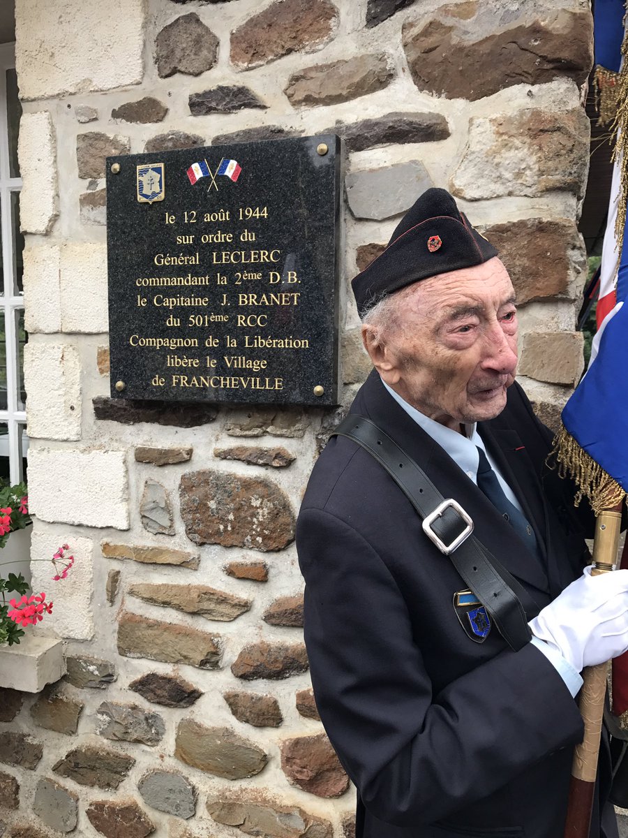 senateur61's tweet image. #RouteLeclerc Roger Doré porte drapeau officiel de la 2 Ieme DB et un jeune porte-drapeau de 7 ans @bayard 🇫🇷