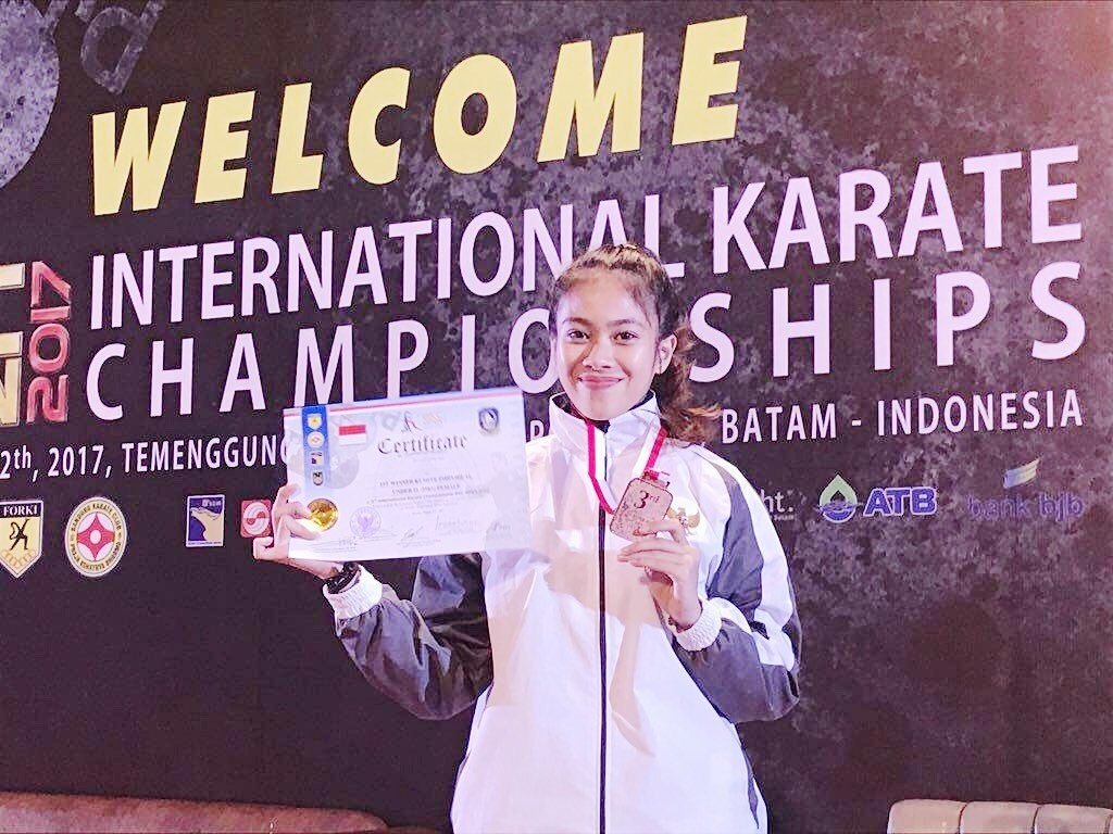Selamat kepada Dinda Ayuningtyas (FIKOM 2016) telah menjadi Juara 1 BKC Open International Batam 2017 Kelas -55 kg U-21 Puteri