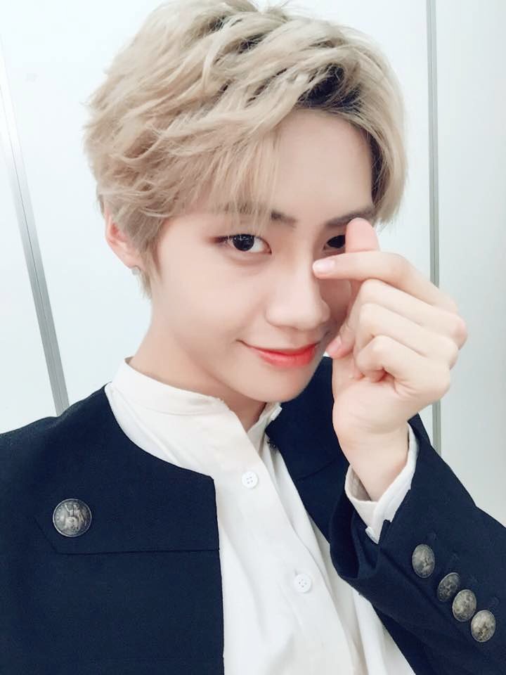 UP10TION's tweet photo. [#웨이] 내 하트를 받아랏~!>< https://t.co/NCMAw7AFRn