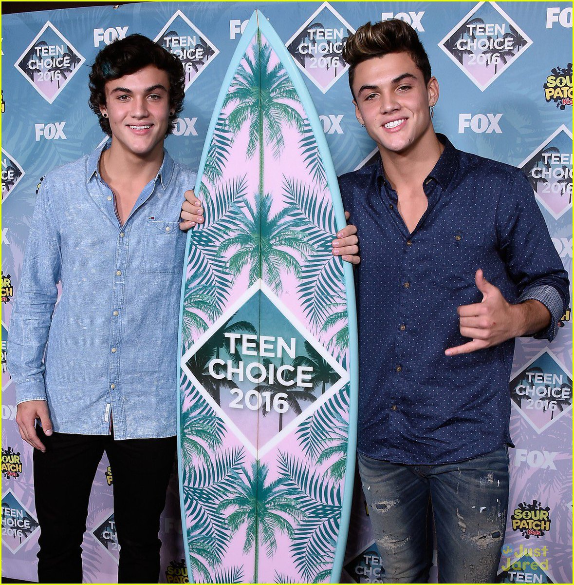 bonvoyage_bts1's tweet photo. My #TeenChoice vote for #ChoiceComedian is The Dolan Twins @EthanDolan @GraysonDolan  lets make sure they take four surfboards home!! RT https://t.co/YjBgIbP8lw