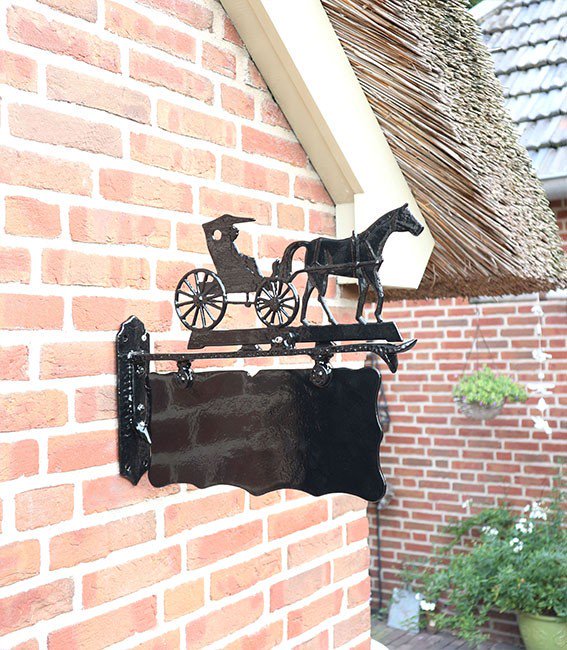 Versier de gevel van uw woning met onze voordeur naambordjes. Bekijk onze geveldecoratie op manves.nl/geveldecoratie…