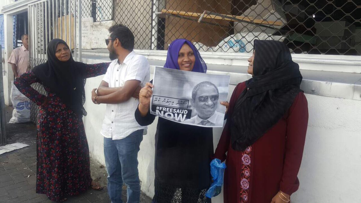 Simwarr's tweet photo. MP @SaudVillingili ge anbikanbalun Criminal Court Sarahadhdhu gai
@Roxeyna @a_nadraa
#FreeSaud Now! https://t.co/IBIZDP1mL3