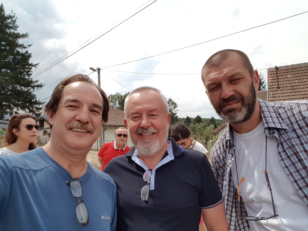 tezcanah's tweet photo. Alija dizisi müziklerini besteleyen Emir Nuhanović ve yönetmen Ahmed İmamović ile @alijadizisi setinde https://t.co/Je6pTTq5lz