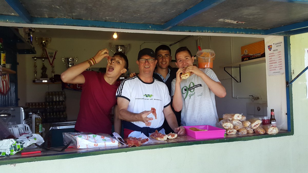 Masterchef llega al restaurante del <a href="/CFBARDENAS/">CFBARDENAS</a> preparando bocadillos de jamón con tomate para el cuadrangular