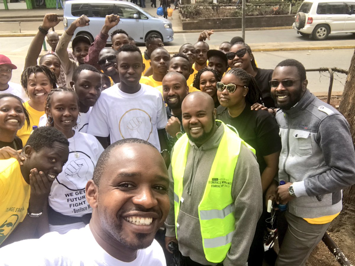 bonifacemwangi's tweet photo. Selfie break with the peeps who joined me to remove my campaign posters. There are other teams in the hood doing the same job.✊🏾 https://t.co/G406HaidKe