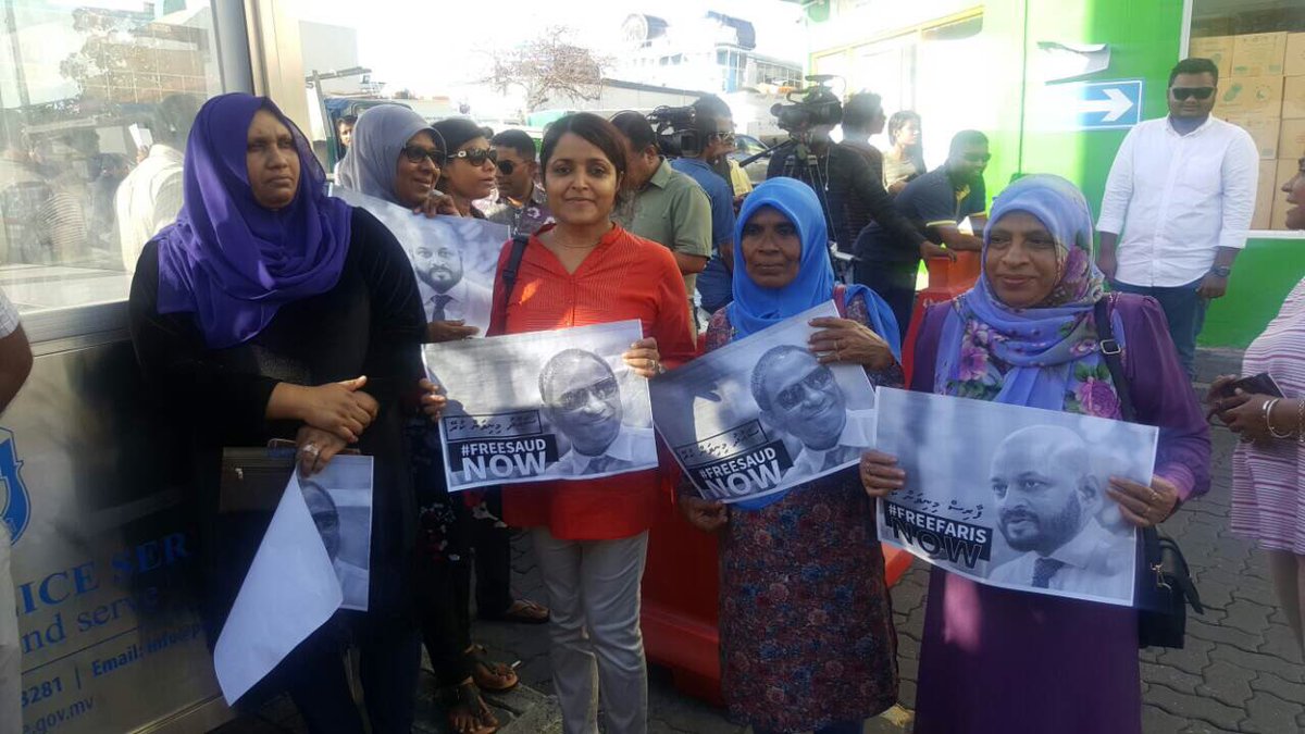 Simwarr's tweet photo. MP @SaudVillingili ge anbikanbalun with @yumna_maumoon Criminal Court Sarahadhdhu gai
@Roxeyna @a_nadraa
#FreeSaud Now!
#FreeFaris Now ! https://t.co/p3saUOQ6nm