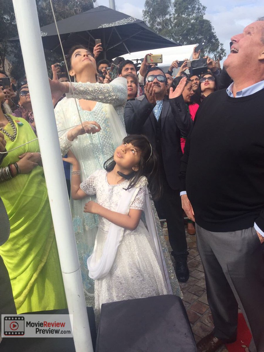 TheMovieReportr's tweet photo. Aishwarya Rai Bachchan became the first Indian women to Hoists the Indian National Flag at the Melbourne Federation Square.
#IFFM2017 https://t.co/XJ9GMRedEe