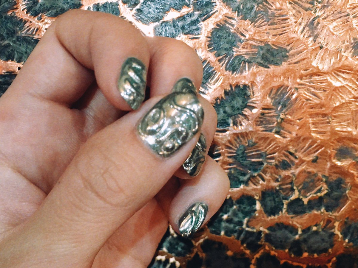 カミヤサキ Lovl Lovlnail でネイル新しくしてきた 相当かわいい ぐにゃぐにゃずっとやりたかったんだけど キャベツの手描きセンスが凄すぎて可愛すぎてる ブツブツもずっとやりたかったやつ 怪しいのがすき